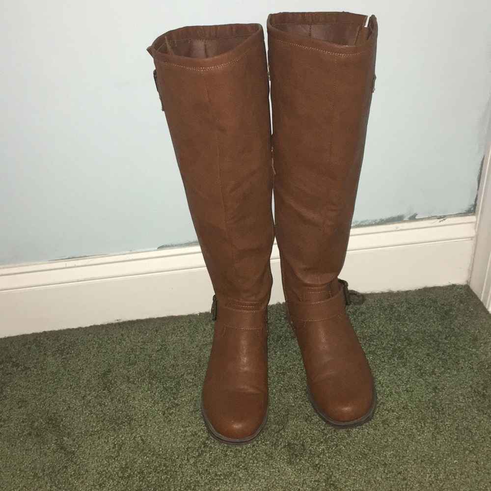 Never worn shoe dazzle boots light brown size 8